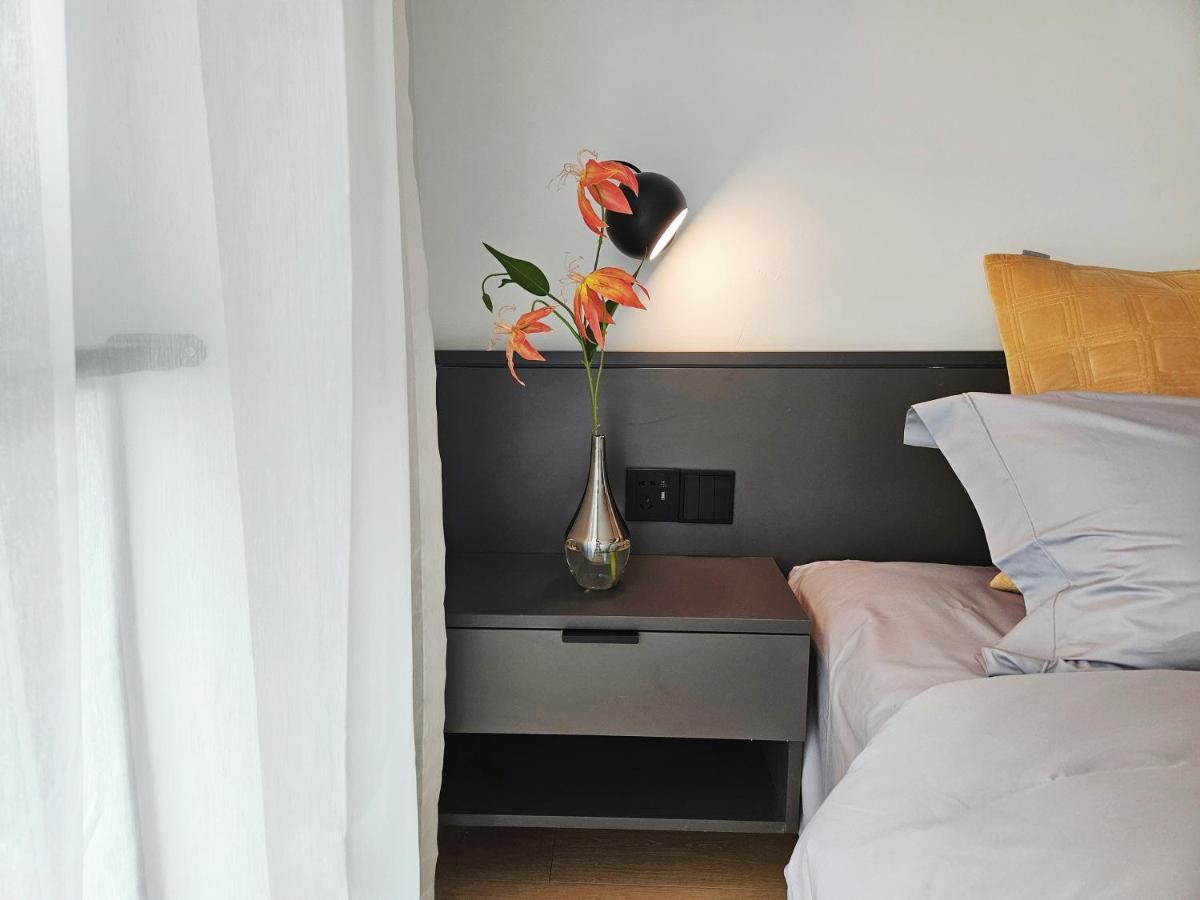 Base-Beijing Wangfujing Serviced Apartment- In Hutong &Bike Rental &Close To Forbidden City, Tian'Anmen Square &Subway Nearby &Free Coffee &Washing Machine,Kitchen &Restaurant Discount &English Speaking &High Speed Free Wifi 外观 照片 A bedside table