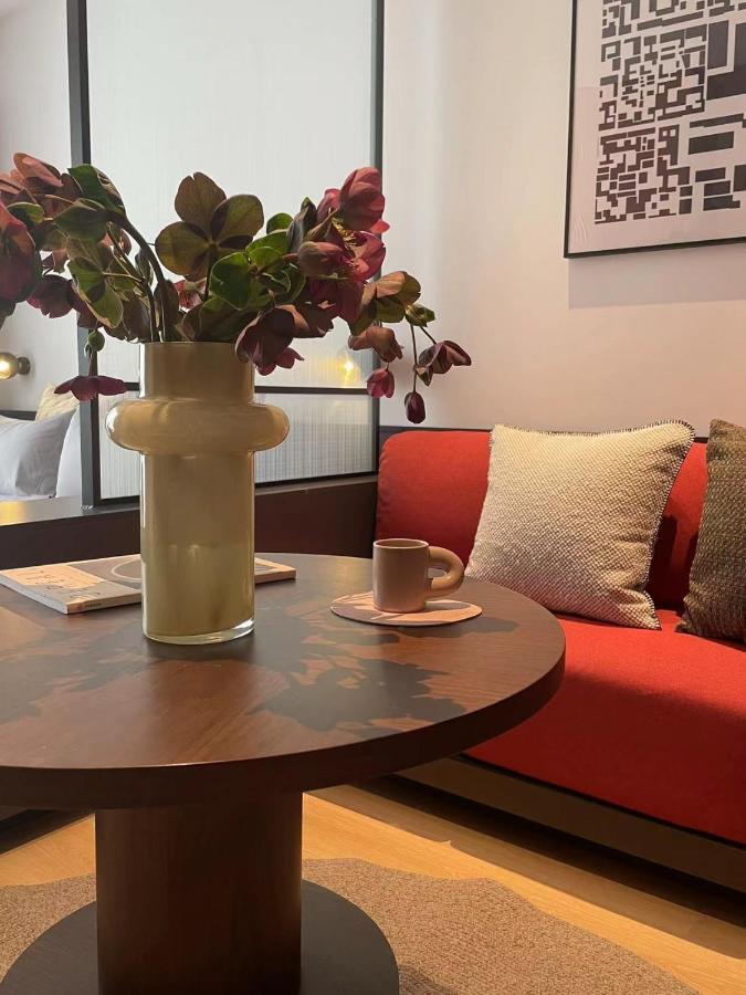 Base-Beijing Wangfujing Serviced Apartment- In Hutong &Bike Rental &Close To Forbidden City, Tian'Anmen Square &Subway Nearby &Free Coffee &Washing Machine,Kitchen &Restaurant Discount &English Speaking &High Speed Free Wifi 外观 照片 The interior of the cafe