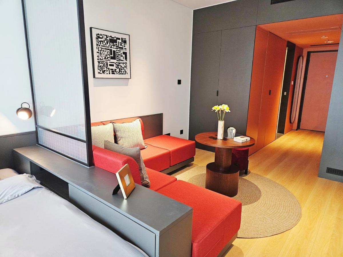 Base-Beijing Wangfujing Serviced Apartment- In Hutong &Bike Rental &Close To Forbidden City, Tian'Anmen Square &Subway Nearby &Free Coffee &Washing Machine,Kitchen &Restaurant Discount &English Speaking &High Speed Free Wifi 外观 照片 A room at the hotel