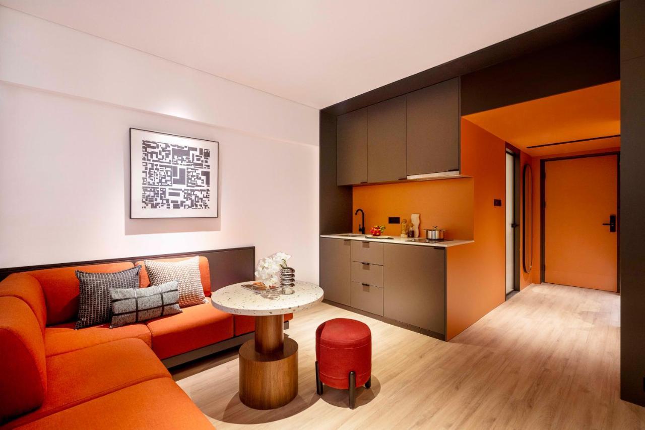 Base-Beijing Wangfujing Serviced Apartment- In Hutong &Bike Rental &Close To Forbidden City, Tian'Anmen Square &Subway Nearby &Free Coffee &Washing Machine,Kitchen &Restaurant Discount &English Speaking &High Speed Free Wifi 外观 照片 A suite at the hotel