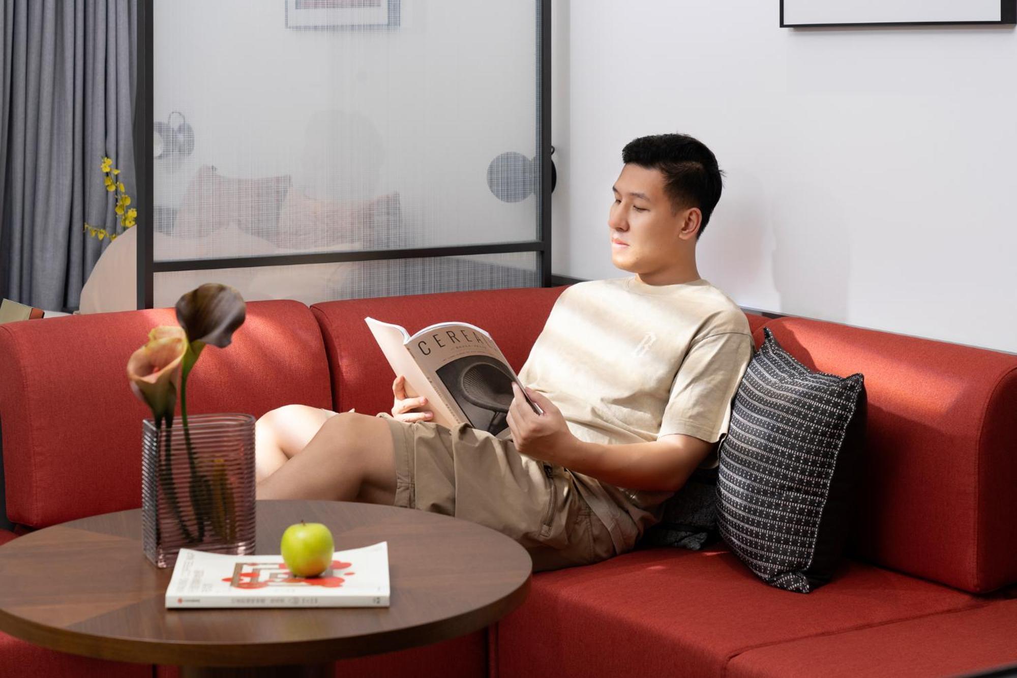 Base-Beijing Wangfujing Serviced Apartment- In Hutong &Bike Rental &Close To Forbidden City, Tian'Anmen Square &Subway Nearby &Free Coffee &Washing Machine,Kitchen &Restaurant Discount &English Speaking &High Speed Free Wifi 外观 照片 A man reading a book on a sofa