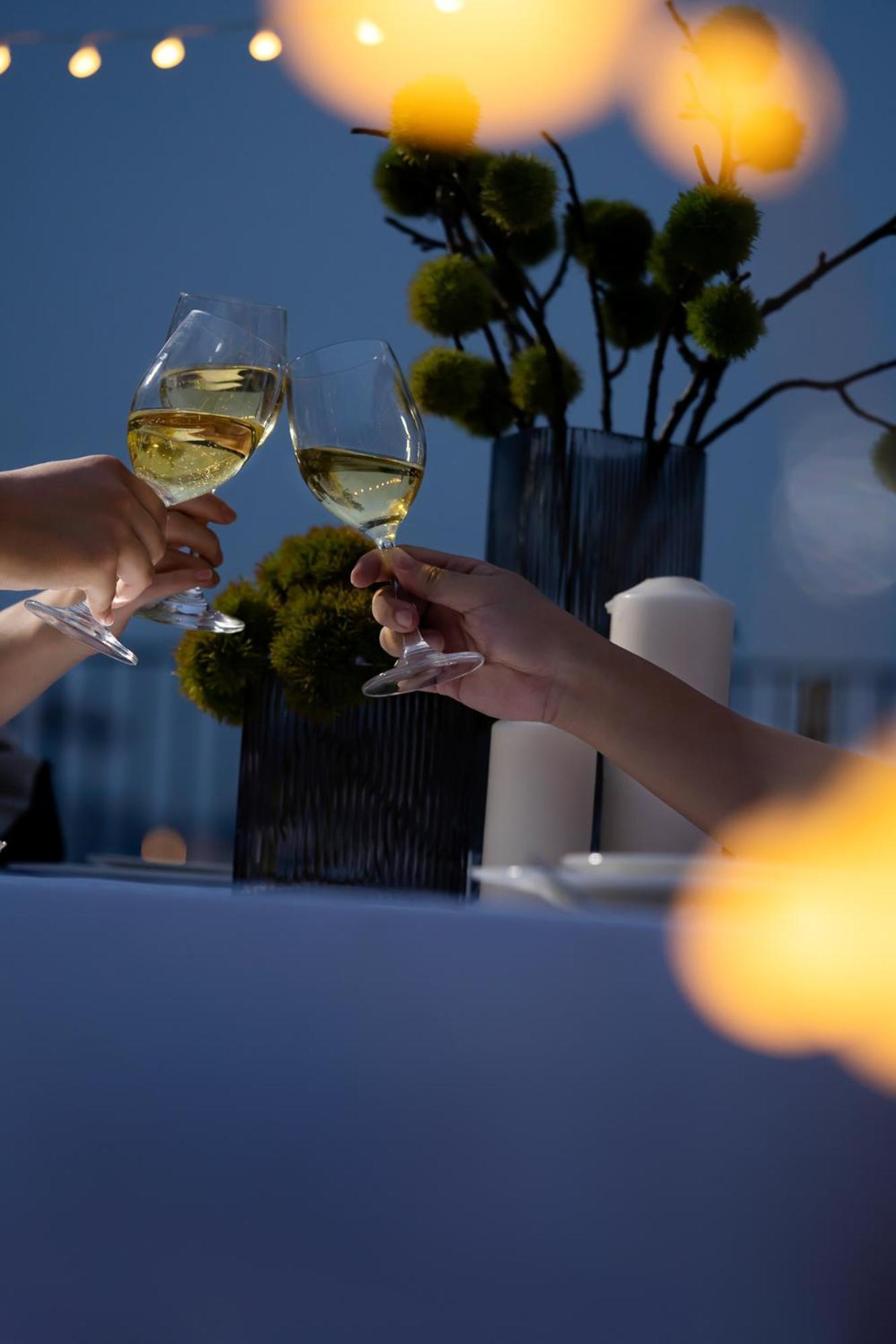 Base-Beijing Wangfujing Serviced Apartment- In Hutong &Bike Rental &Close To Forbidden City, Tian'Anmen Square &Subway Nearby &Free Coffee &Washing Machine,Kitchen &Restaurant Discount &English Speaking &High Speed Free Wifi 外观 照片 Wine glasses