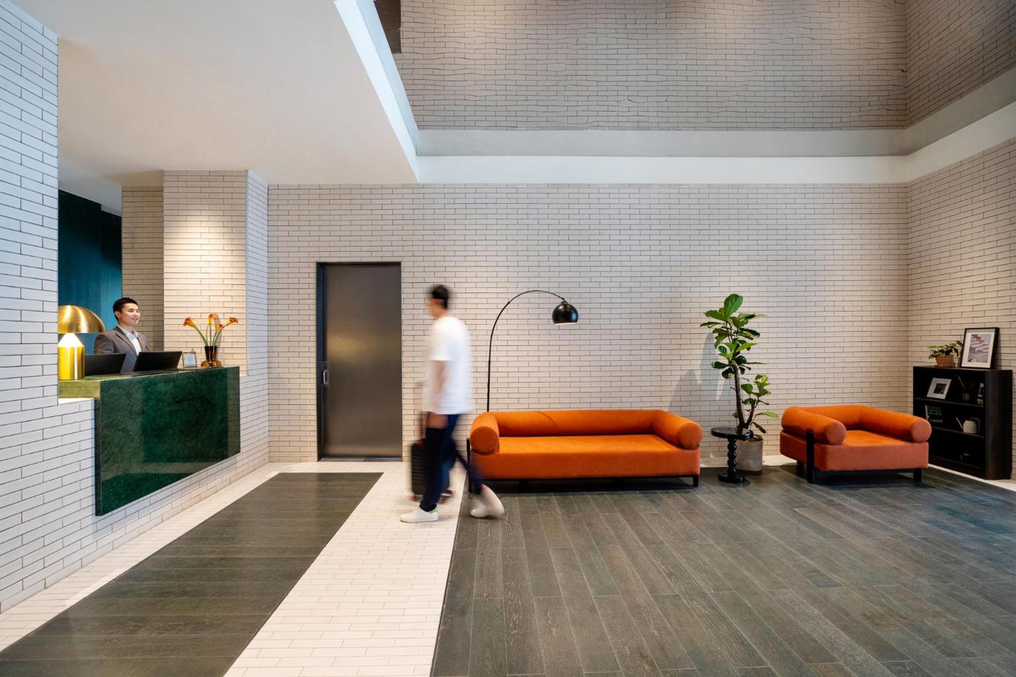 Base-Beijing Wangfujing Serviced Apartment- In Hutong &Bike Rental &Close To Forbidden City, Tian'Anmen Square &Subway Nearby &Free Coffee &Washing Machine,Kitchen &Restaurant Discount &English Speaking &High Speed Free Wifi 外观 照片 The lobby of the hotel