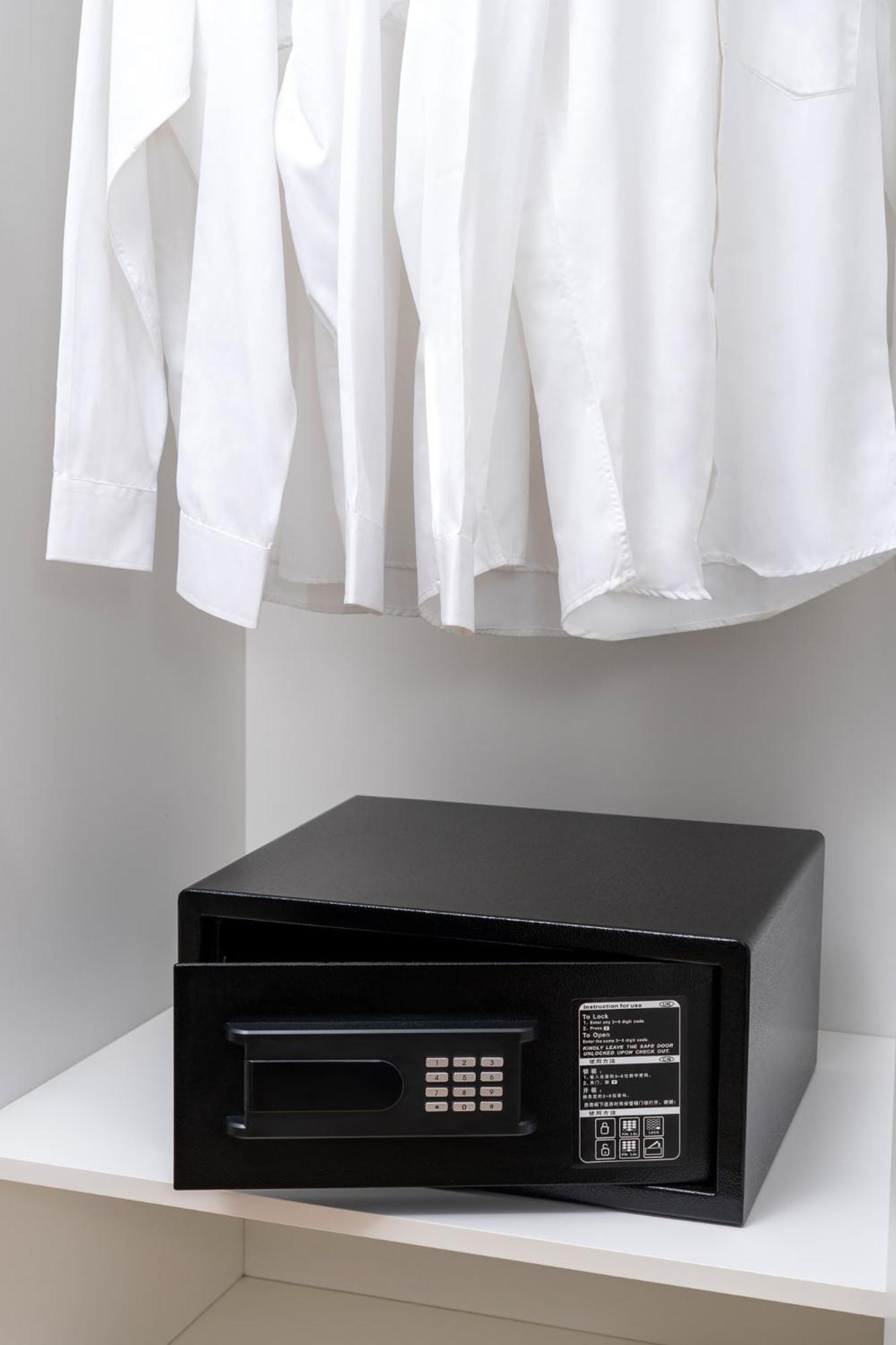 Base-Beijing Wangfujing Serviced Apartment- In Hutong &Bike Rental &Close To Forbidden City, Tian'Anmen Square &Subway Nearby &Free Coffee &Washing Machine,Kitchen &Restaurant Discount &English Speaking &High Speed Free Wifi 外观 照片 A shirt hanging on a clothes dryer