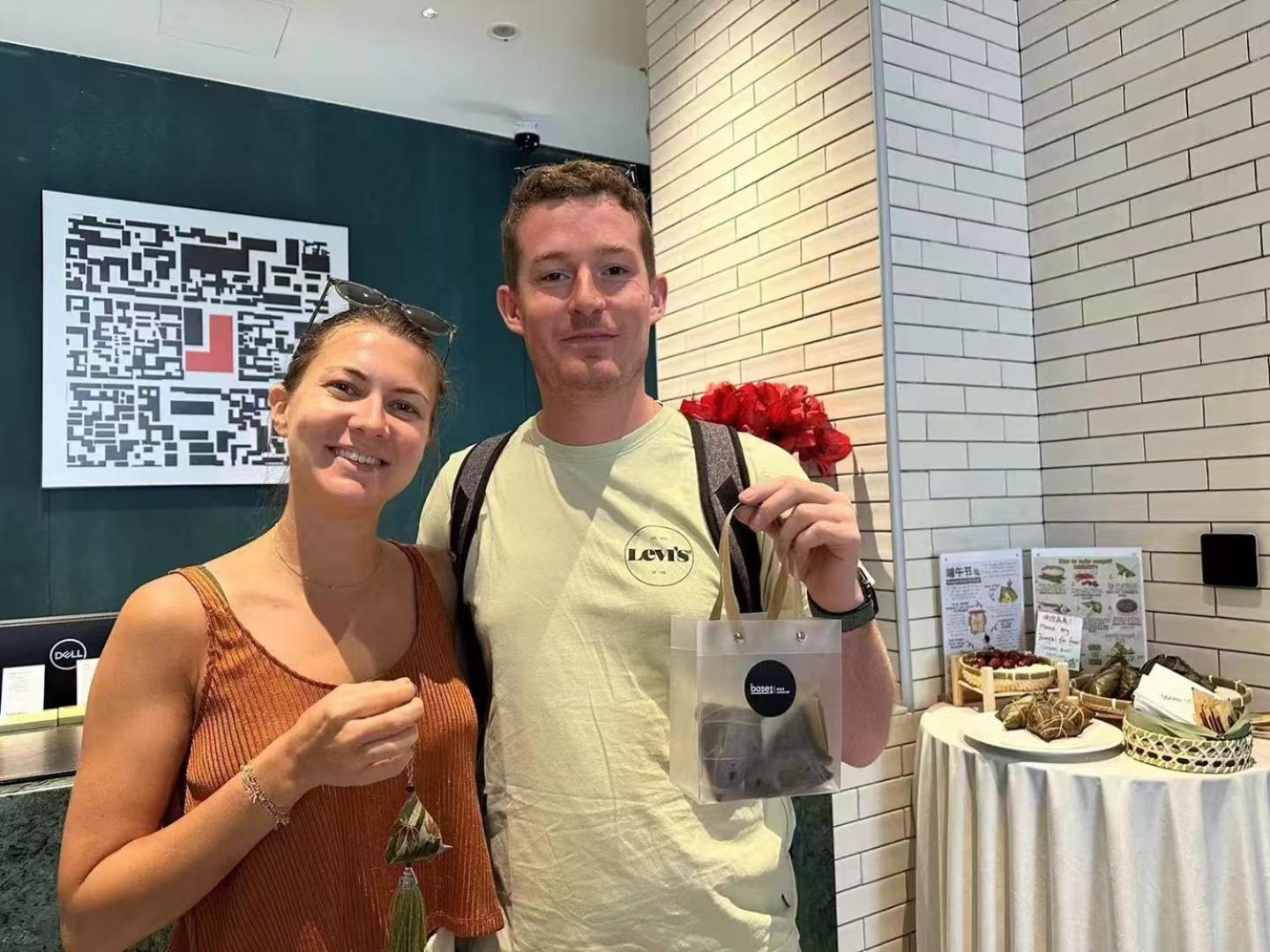 Base-Beijing Wangfujing Serviced Apartment- In Hutong &Bike Rental &Close To Forbidden City, Tian'Anmen Square &Subway Nearby &Free Coffee &Washing Machine,Kitchen &Restaurant Discount &English Speaking &High Speed Free Wifi 外观 照片 Visitors to the museum