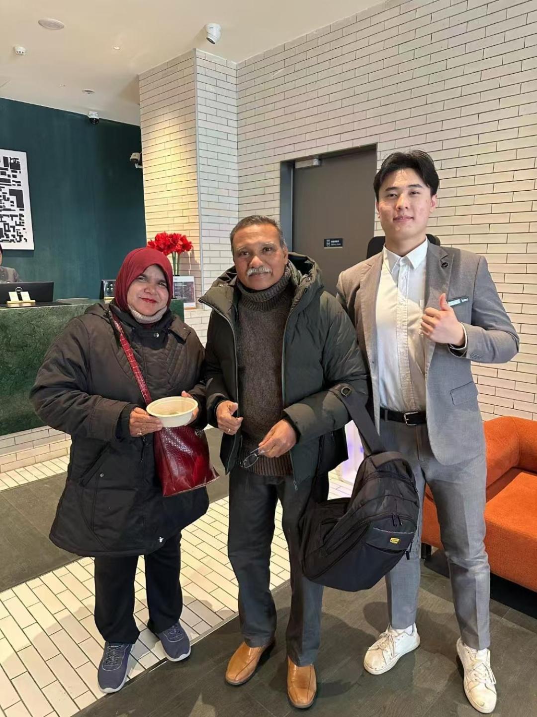 Base-Beijing Wangfujing Serviced Apartment- In Hutong &Bike Rental &Close To Forbidden City, Tian'Anmen Square &Subway Nearby &Free Coffee &Washing Machine,Kitchen &Restaurant Discount &English Speaking &High Speed Free Wifi 外观 照片 Amina, Abdul and Kim