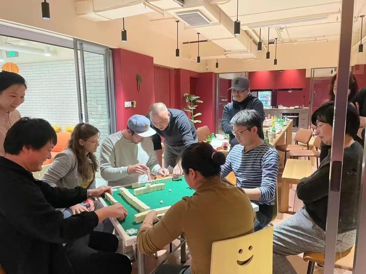 Base-Beijing Wangfujing Serviced Apartment- In Hutong &Bike Rental &Close To Forbidden City, Tian'Anmen Square &Subway Nearby &Free Coffee &Washing Machine,Kitchen &Restaurant Discount &English Speaking &High Speed Free Wifi 外观 照片 A mahjong game in progress