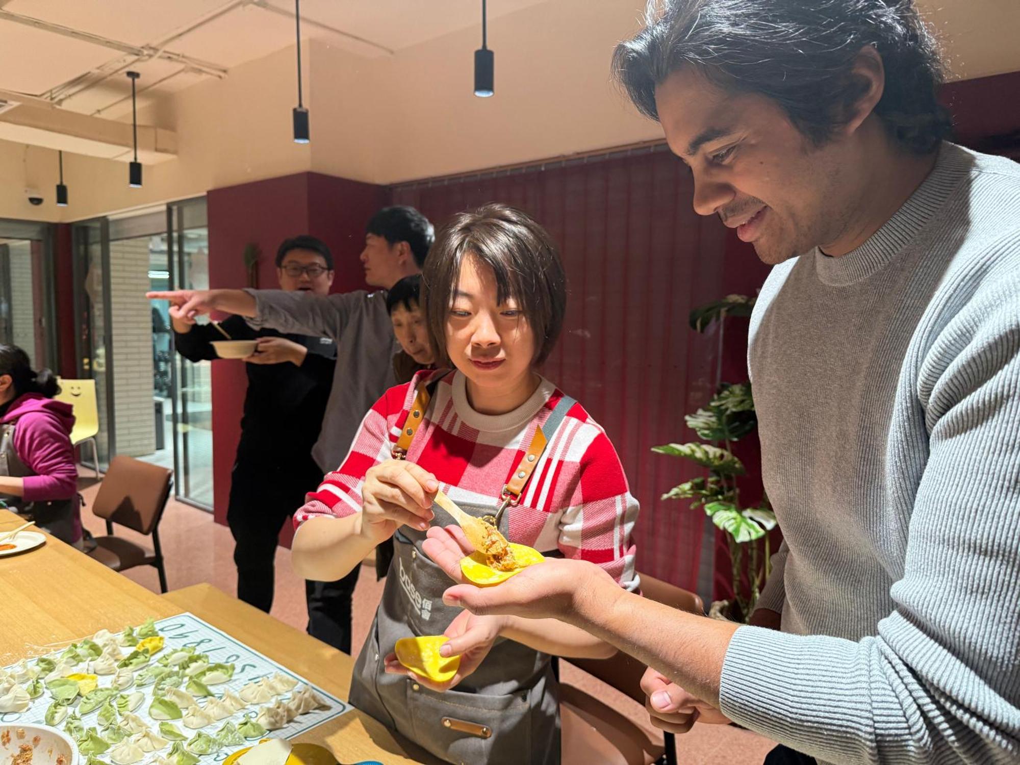 Base-Beijing Wangfujing Serviced Apartment- In Hutong &Bike Rental &Close To Forbidden City, Tian'Anmen Square &Subway Nearby &Free Coffee &Washing Machine,Kitchen &Restaurant Discount &English Speaking &High Speed Free Wifi 外观 照片 A woman and a man at a restaurant in Tokyo, Japan