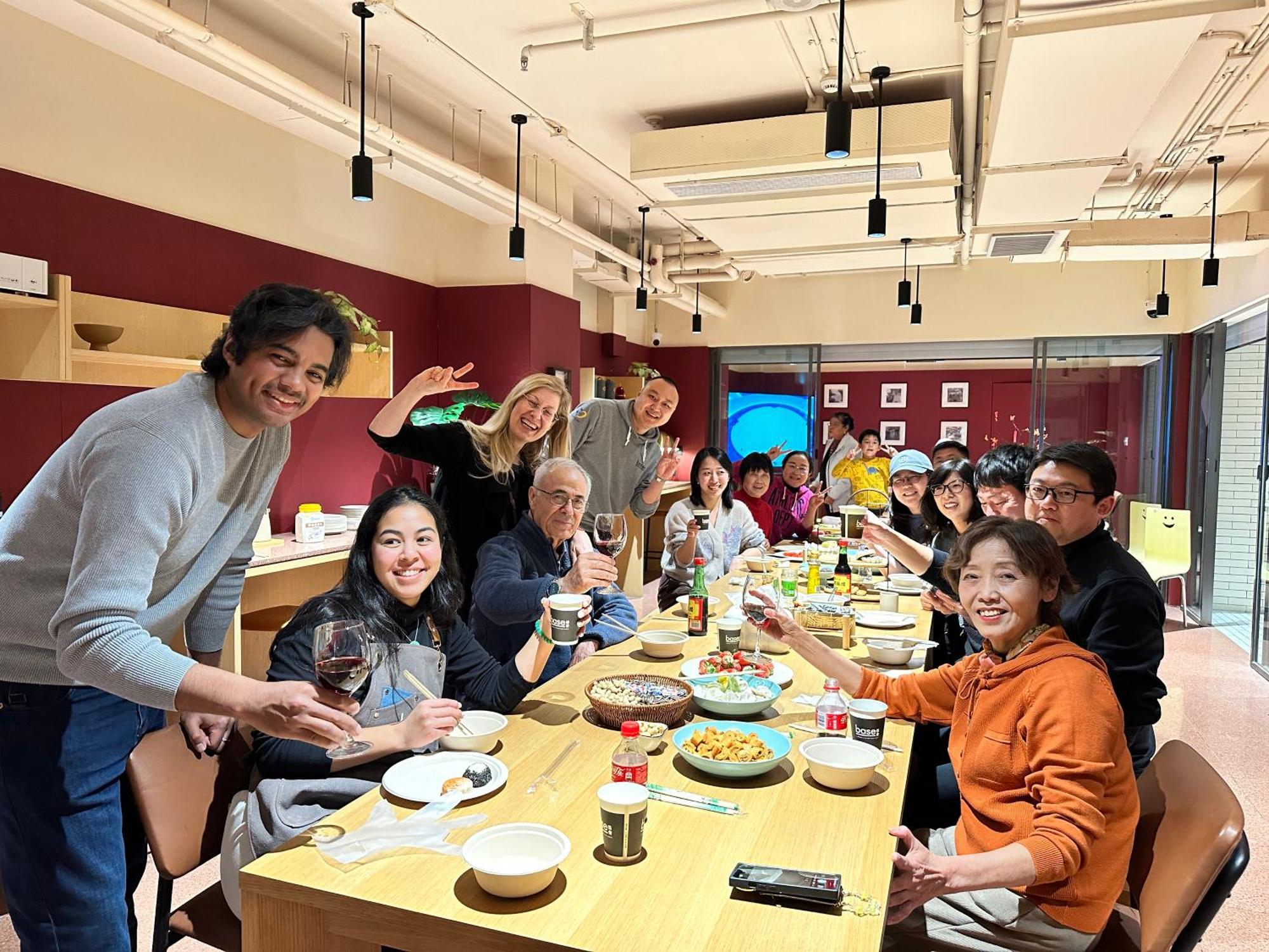 Base-Beijing Wangfujing Serviced Apartment- In Hutong &Bike Rental &Close To Forbidden City, Tian'Anmen Square &Subway Nearby &Free Coffee &Washing Machine,Kitchen &Restaurant Discount &English Speaking &High Speed Free Wifi 外观 照片 A group of students from the University of Hong Kong, 2019