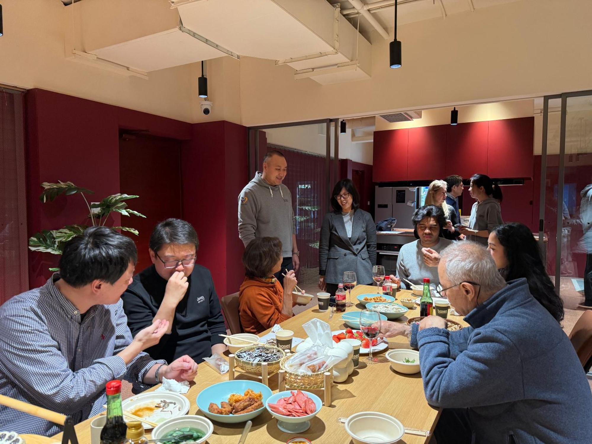 Base-Beijing Wangfujing Serviced Apartment- In Hutong &Bike Rental &Close To Forbidden City, Tian'Anmen Square &Subway Nearby &Free Coffee &Washing Machine,Kitchen &Restaurant Discount &English Speaking &High Speed Free Wifi 外观 照片 A dinner party at the Chinese University of Hong Kong