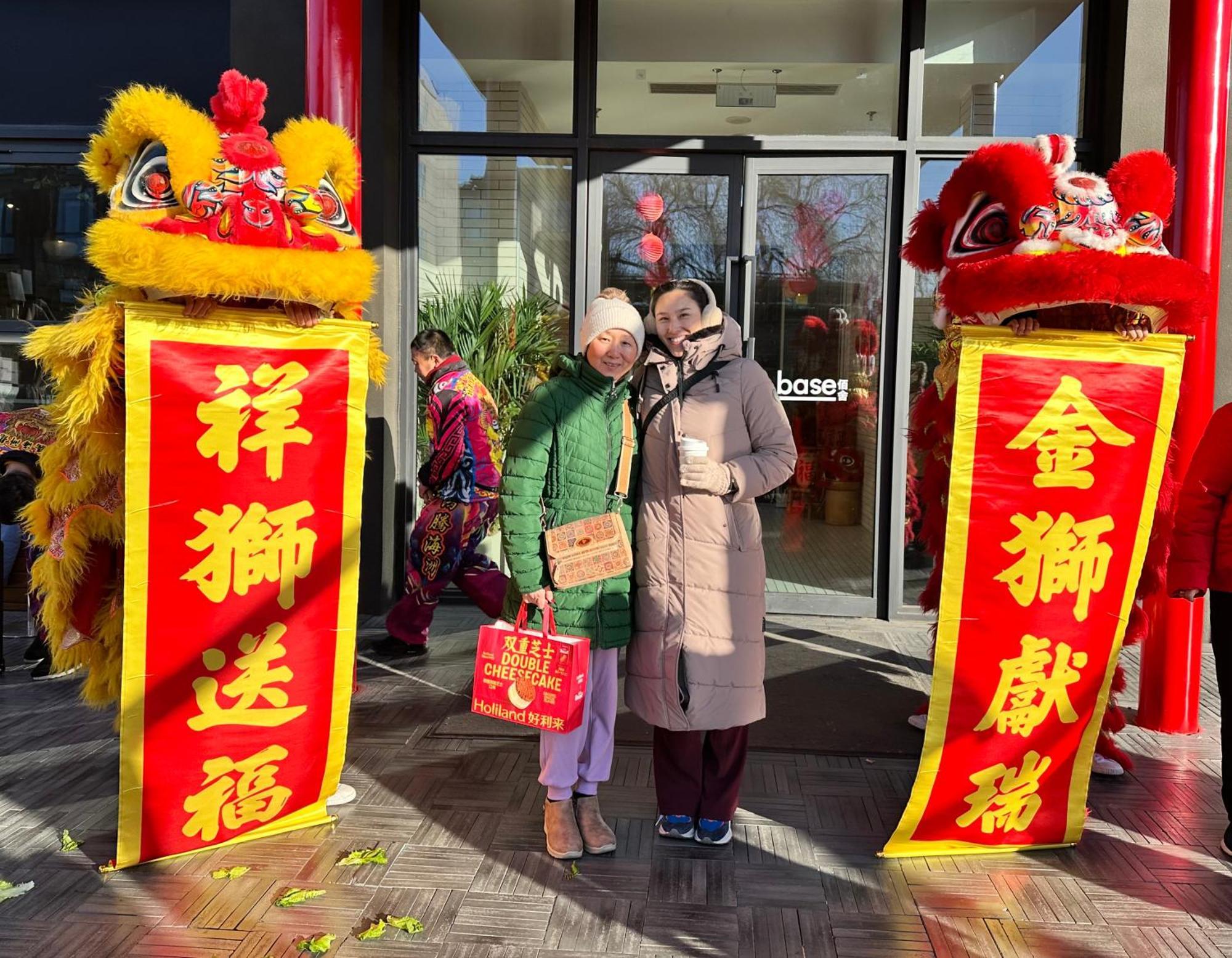 Base-Beijing Wangfujing Serviced Apartment- In Hutong &Bike Rental &Close To Forbidden City, Tian'Anmen Square &Subway Nearby &Free Coffee &Washing Machine,Kitchen &Restaurant Discount &English Speaking &High Speed Free Wifi 外观 照片 Chinese New Year celebrations at the shopping centre in 2018