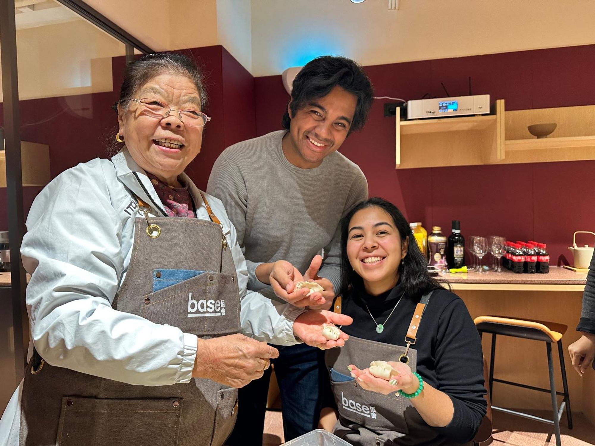 Base-Beijing Wangfujing Serviced Apartment- In Hutong &Bike Rental &Close To Forbidden City, Tian'Anmen Square &Subway Nearby &Free Coffee &Washing Machine,Kitchen &Restaurant Discount &English Speaking &High Speed Free Wifi 外观 照片 A Japanese woman and two students at a cooking class